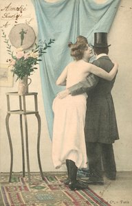 Man met hoge hoed met arm om halfgeklede vrouw door French Photographer