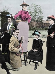 Marcel Proust Franse schrijver te midden van een groep jonge vrouwen die gitaar spelen op een tennisracket, bij de tennis boulevard Bineau in Parijs, 1892 door French Photographer