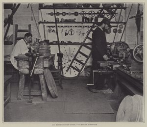 Montagewerkplaats in de Sevres porseleinfabriek, Frankrijk door French Photographer