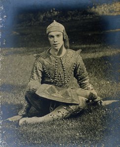 Nijinsky in kleermakerszit, verkleed als prins Igor door French Photographer