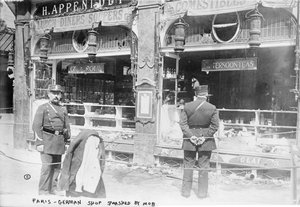 Parijs, Duitse winkel vernield door menigte, 1914 door French Photographer