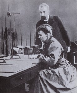 Pierre en Marie Curie, ontdekkers van Radium, in hun laboratorium aan de Universiteit van Parijs, 1898 door French Photographer
