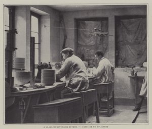 Polijstwerkplaats in de Sevres porseleinfabriek, Frankrijk door French Photographer