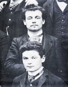 Portret: Alfred Jarry (1873 -1907) en Fargue (1876 - 1947) op het Lycée Henri IV, Parijs - foto door French Photographer
