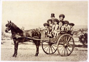 Portret van Ferdinand de Lesseps en zijn kleinkinderen door French Photographer