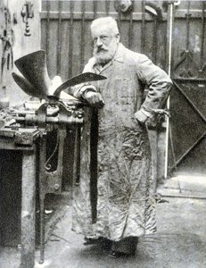 Portret van Fernand Forest (1851 - 1914), Franse uitvinder (motor, auto-onderdelen...) - fotografie door French Photographer