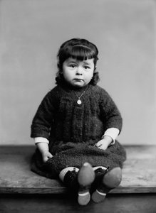 Portret van een klein meisje uit Bourmont in Haute Marne, met haar doopmedaille. Fotografie eind 19e eeuw. Ducos Collectie
