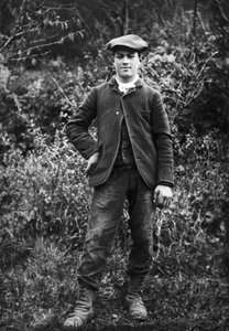 Portret van een jonge man, met een baret, in de tuin van de Abdij van Septfontaines, nabij Bourmont in Haute Marne. Fotografie eind 19e eeuw. Ducos Collectie