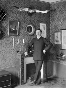 Portret van een jonge man, poserend in de woonkamer van de Abdij van Septfontaines, nabij Bourmont in Haute Marne. Fotografie eind 19e eeuw. Ducos Collectie