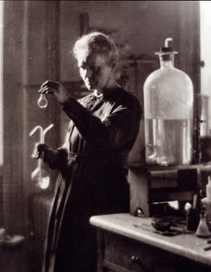 Portret van de natuurkundige Marie Curie (1867-1934) in haar laboratorium in 1925 (foto)