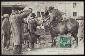 Ansichtkaart met een boer in de Haute-Loire die voedsel verkoopt op de markt, ca.1900