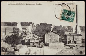 Ansichtkaart met de mijnen van Grosmenil, kolen sorteren, Haute-Loire, ca.1900 door French Photographer