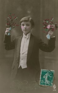 Jongen in witte stropdas en rokkostuum met bloemen en bessen door French Photographer