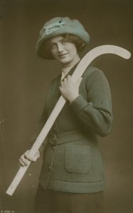 Jonge vrouw met een hockeystick over haar schouder door French Photographer