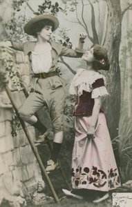 Ansichtkaart met twee meisjes verkleed met kersen, verzonden in 1913