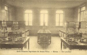 Basisschool wasruimte, Hirson door French Photographer