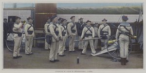 Matrozen voeren een oefening uit met een landingskanon aan boord van een schip door French Photographer