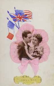 Souvenirkaart, met Franse, Engelse en Amerikaanse vlaggen door French Photographer