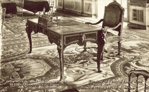 Tafel in de Spiegelzaal van het Paleis van Versailles waarop het Verdrag van Versailles werd ondertekend door French Photographer