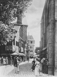 De Rue des Vieilles Ecoles en de Kerk van Saint Julien, in Oud Parijs, op de Exposition Universelle van 1900 door French Photographer