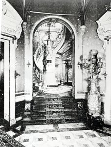De Vestibule en Onyx Trap in het Hotel de Paiva door French Photographer