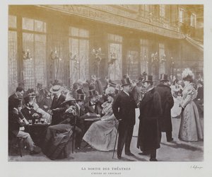 Theaterbezoekers buiten de Taverne Pousset in Parijs na een voorstelling door French Photographer