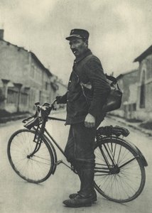 Deze Franse postbode vindt zijn fiets erg handig