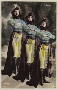 Drie identieke vrouwen door French Photographer