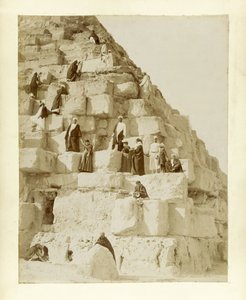 Toeristen bij de Grote Piramide van Gizeh door French Photographer