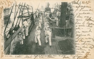 Leerling-matrozen op een Franse marineschool krijgen een boksles aan dek. Ansichtkaart verzonden in 1913 door French Photographer