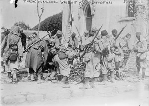 Turcos onderzoeken oorlogsbuit bij Neufmentiers, 1914 door French Photographer
