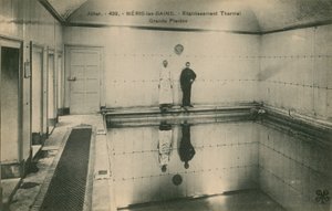 Twee mannen in de thermale baden van Neris les Bains in Frankrijk. Ansichtkaart verzonden in 1913