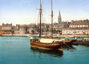 Uitzicht op de ommuurde stad St Malo vanaf de haven, 1890-1900