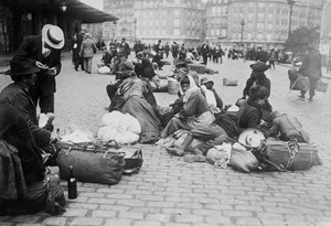 Oorlogsvluchtelingen, Gare de Lyon, Parijs, 1914 door French Photographer