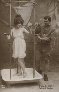 Vrouw in een douche met een soldaat door French Photographer