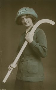 Jonge vrouw met een hockeystick over haar schouder door French Photographer