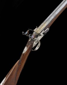 Een fijne en zeldzame 20-bore zilver-gemonteerde Franse D.B. vuursteen sportgeweer, ca. 1725 door French School