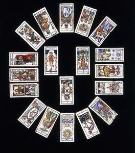Een Franse steengoed tegelpaneel, versierd met een dek Marseilles Tarot kaarten, 20e eeuw