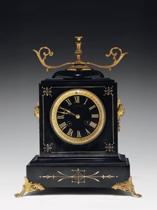 Een schoorsteenklok van zwart compositiesteen, met ingegraveerde decoratie, met poten, knoppen en beslag in verguld messing, door Jausions van Pau, Frankrijk, ca. 1876-78