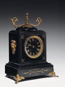 Een schoorsteenklok van zwart compositiesteen, met gegraveerde decoratie, met poten, knoppen en fittingen in verguld messing, door Jausions van Pau, Frankrijk, ca. 1876-78