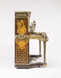 Een Marqueterie en Parqueterie-Ingelegde Staande Piano door French School