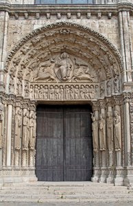 Een uitzicht op de centrale westelijke deur door French School
