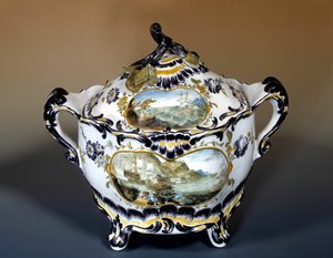 Grote sipiere, paarse decor van de 18e-eeuwse rococo stijl boot