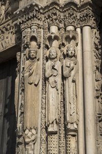 Kathedraal van Chartres, detail van de linkerzijde van de baai rechts van de koninklijke poort, van links naar rechts, een koning, Roland, Lodewijk VII door French School