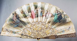 Hofwaaier met afbeelding van Liefde en theater, bedekt papier met ivoren beschermstok versierd met emaille en vergulde en zilveren metalen, hoogte 20,5 cm