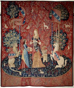 Gordijn van de Dame met de Eenhoorn: allegorie van geur. Een jonge vrouw die een kroon van anjers vasthoudt, omringd door een leeuw, een eenhoorn, een aap, konijnen