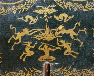 Demonen en geiten die op satanisch vuur blazen, waaier gemaakt als reclameapparaat voor opera witte dame (libretto door Augustin Eugene Scribe, muziek door Francois-Adrien Boieldieu), goudprint op groene achtergrond