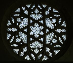 Afbeelding van het roosvenster aan de oostmuur van het zuidelijke transept door French School