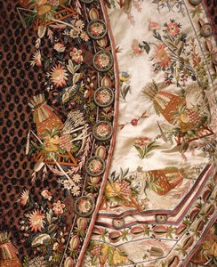 Detail van een magnifiek bruin fluwelen pak, bestaande uit jas, kniebroek en ivoorkleurig satijnen vest, ca. 1760 door French School