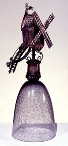 Drinkglas met metalen voet in de vorm van een windmolen, gegraveerd met diamantpunt door French School